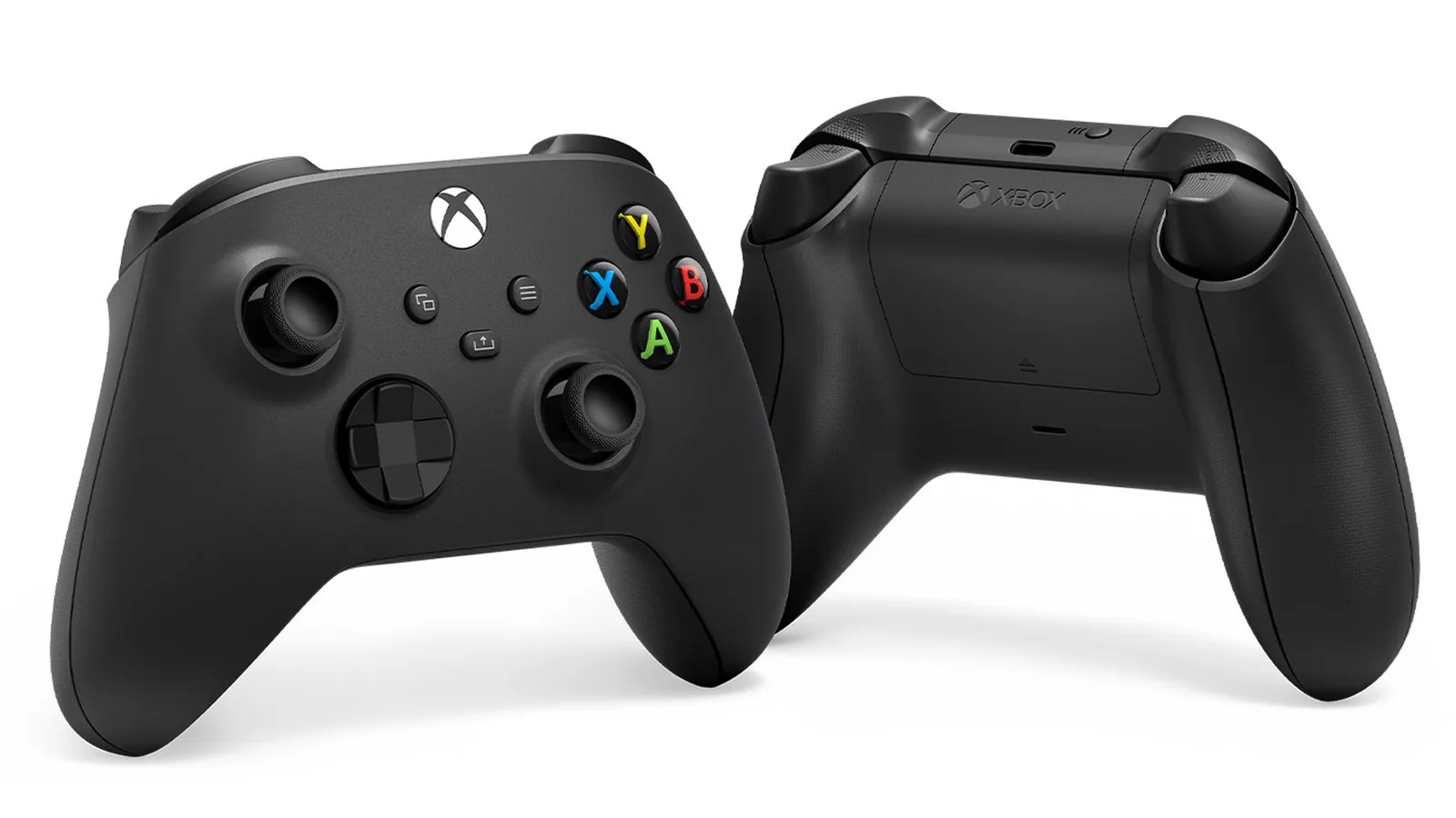 Dva černé bezdrátové ovladače Xbox zepředu a zezadu na bílém pozadí
